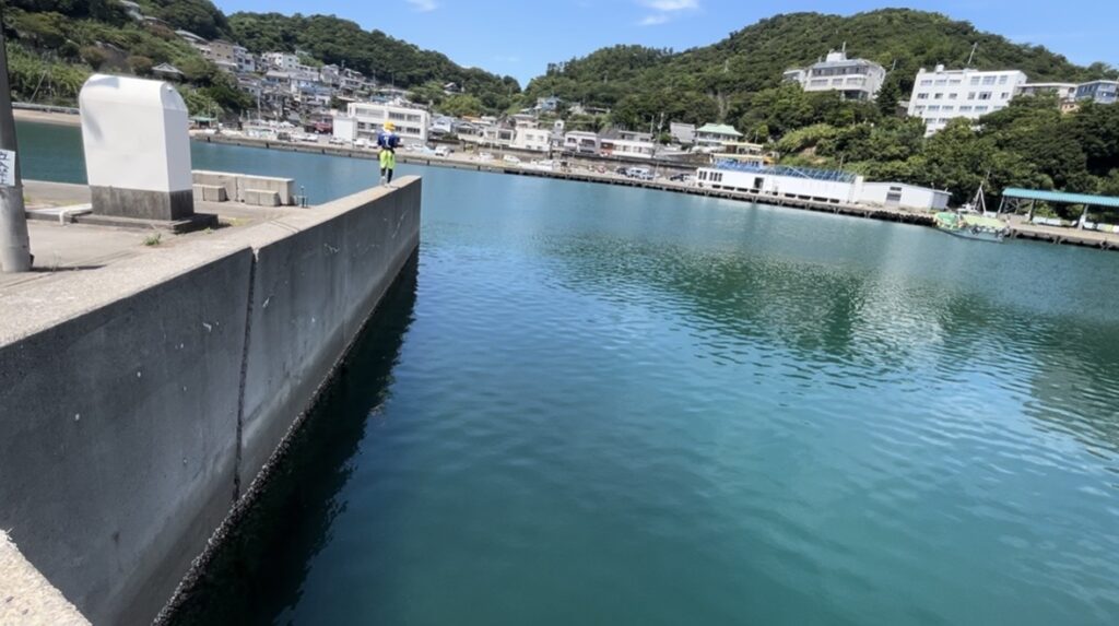 一級ポイントの海の壁際
